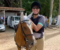 Cavaleiro cego faz história em torneio de hipismo em Contagem
